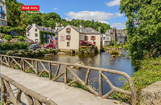 Schilderachtig dorp Pont-Aven met rivier en traditionele huizen in Bretagne.