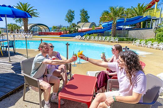 Zwembadbar en glijbanen, camping CAPFUN Saint Laurent in LA FORET FOUESNANT.