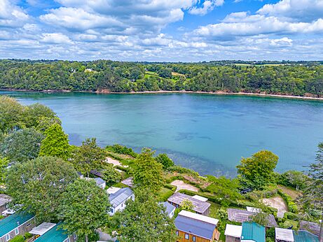 Luchtfoto stacaravans en kustlijn op camping CAPFUN Saint Laurent in LA FORET FOUESNANT (29).