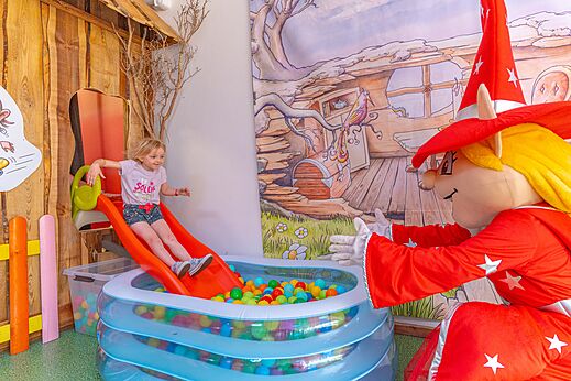 Kindertoboggan en ballenbad met mascotte op CAPFUN Saint Laurent (29).