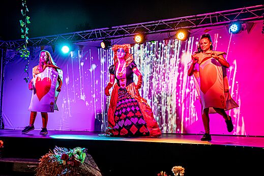 Verklede animatieshow op podium op camping CAPFUN Saint Laurent, LA FORET FOUESNANT.