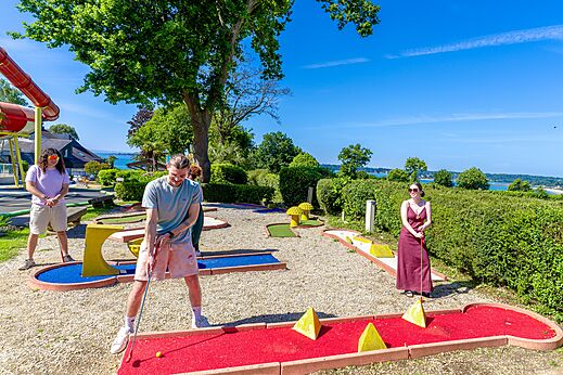 Buiten minigolfbaan op camping CAPFUN Saint Laurent in LA FORET FOUESNANT.