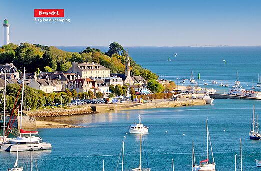 Haven van Bénodet met vuurtoren, boten en de stad in Finistère, Bretagne.