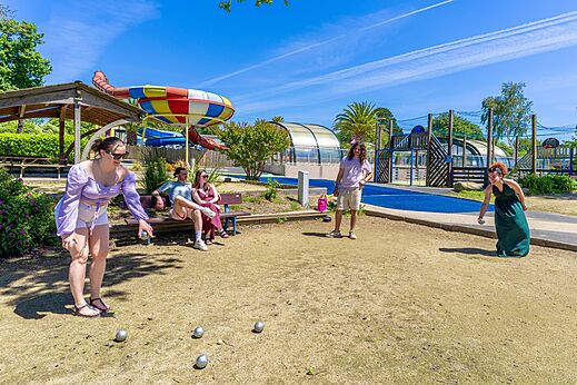 Gezellig potje jeu de boules tussen vakantiegangers op camping CAPFUN Saint Laurent in LA FORET FOUESNANT.