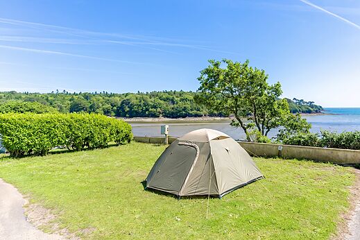 Tent op kampeerplaats met zeezicht bij camping CAPFUN Saint Laurent in LA FORET FOUESNANT.