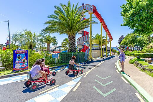 Skelters en waterglijbaan op camping CAPFUN Saint Laurent in LA FORET FOUESNANT (29).