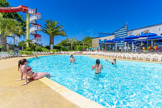 Buitenzwembad, waterglijbaan op camping CAPFUN Saint Laurent in LA FORET FOUESNANT (29).