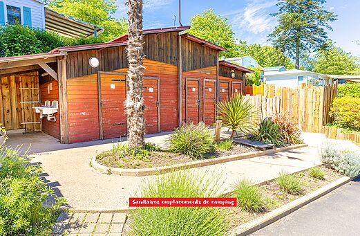 Modern sanitairgebouw met individuele cabines op camping CAPFUN Saint Laurent LA FORET FOUESNANT (29).