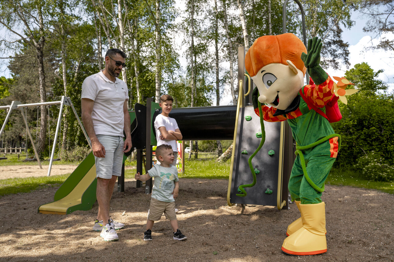 Mascotte, kinderen, speeltuin op camping CLICOCHIC Les Saules de Cheverny in Cheverny (41).