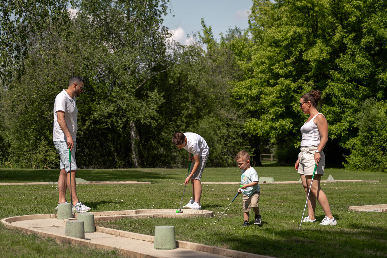 Familie minigolf op groene baan camping CLICOCHIC Les Saules de Cheverny.