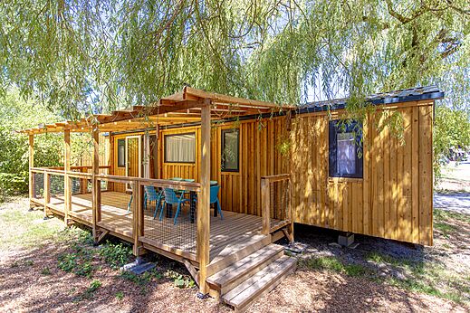 Houten Mobil-home met overdekt terras en buitenmeubilair op camping CLICOCHIC Les Saules de Cheverny in Cheverny (41).