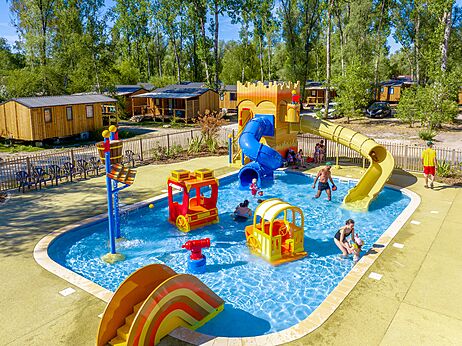 Speelzwembad voor kinderen op camping CLICOCHIC Les Saules de Cheverny in Cheverny.