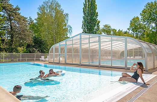 Buiten- en binnenbad op camping CLICOCHIC Les Saules de Cheverny in Cheverny (41).