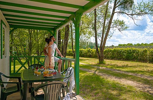 Overdekt terras van stacaravan met stel op camping CLICOCHIC Les Saules de Cheverny in Cheverny (41).