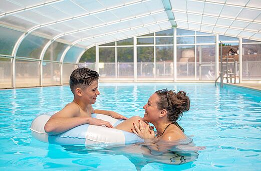 Overdekt zwembad, lachende moeder en kind op camping CLICOCHIC Les Saules de Cheverny.