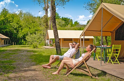 Ruime safaritent en ontspannend stel op camping CLICOCHIC Les Saules de Cheverny in Cheverny (41).