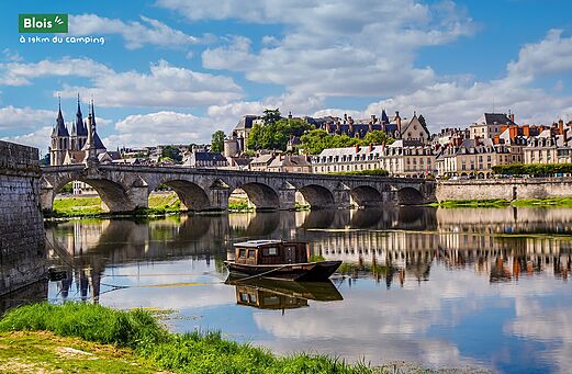 Pont Jacques Gabriel en kasteel van Blois aan de Loire, Loirevallei.
