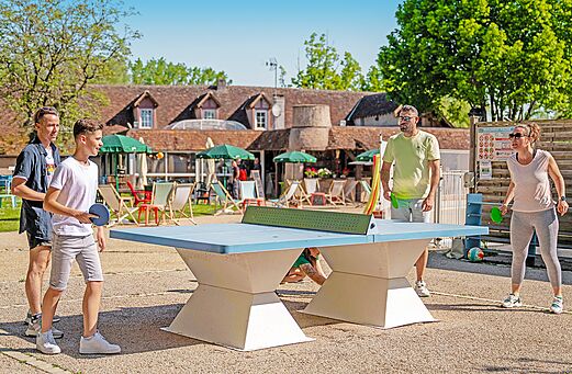 Familie speelt tafeltennis buiten op camping CLICOCHIC Les Saules de Cheverny in Cheverny (41).