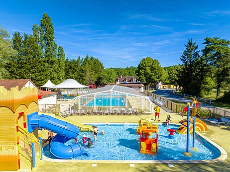 Glijbaan, waterspelen en buitenzwembad op camping CLICOCHIC Les Saules de Cheverny.