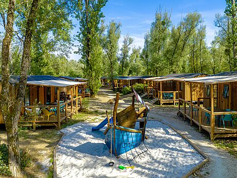 Houten Mobil-homes en speeltuin op camping CLICOCHIC Les Saules de Cheverny.