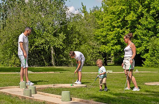 Familie minigolfbaan op camping CLICOCHIC Les Saules de Cheverny (41).