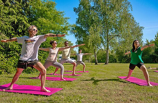Yoga sessie buiten op de camping CLICOCHIC Les Saules de Cheverny.