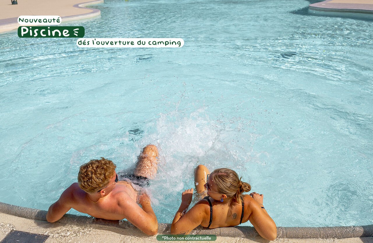 Nieuw buitenzwembad met waterstralen op camping CLICOCHIC Seuli�res, Saint-Denis-d'Ol�ron.
