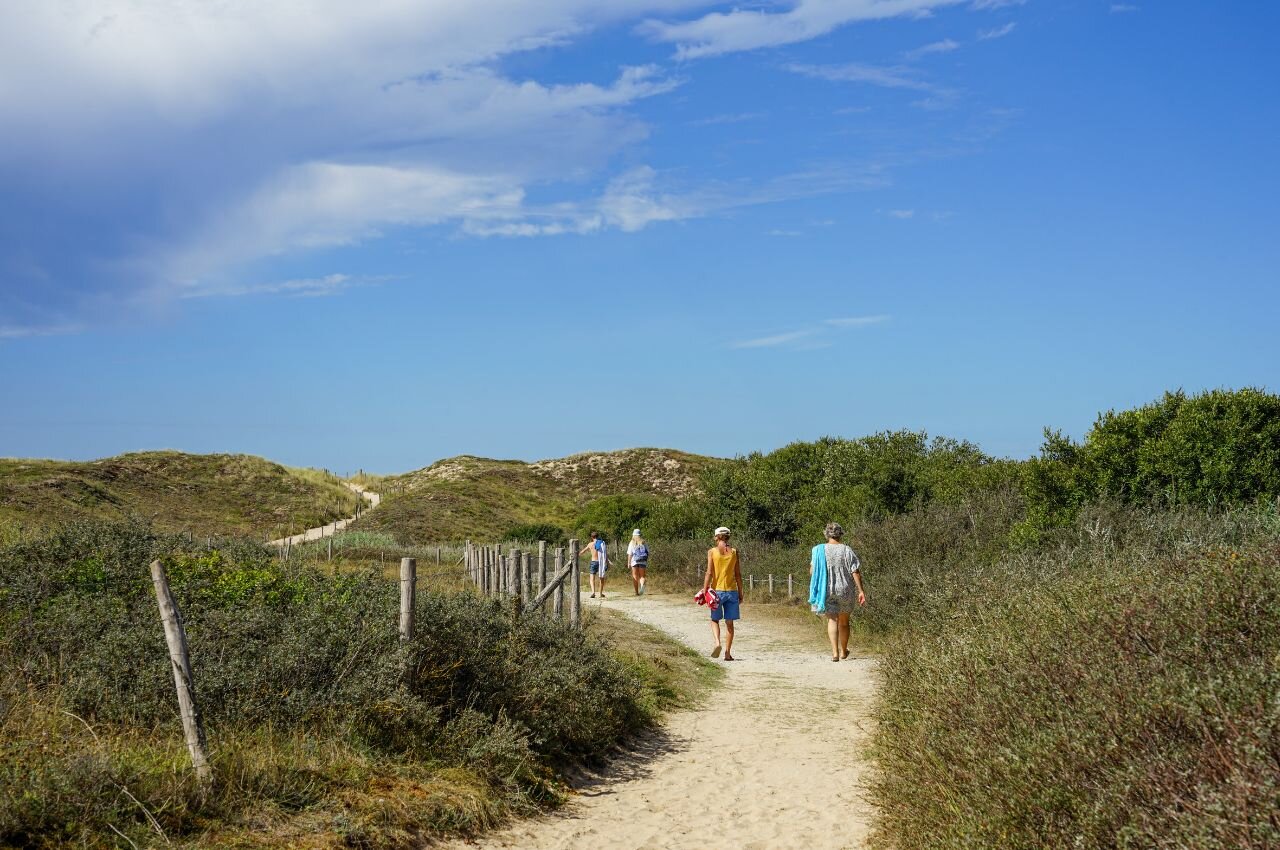 Zandpad door duinen, wandelaars, camping CLICOCHIC Seuli�res Saint-Denis-d'Ol�ron.