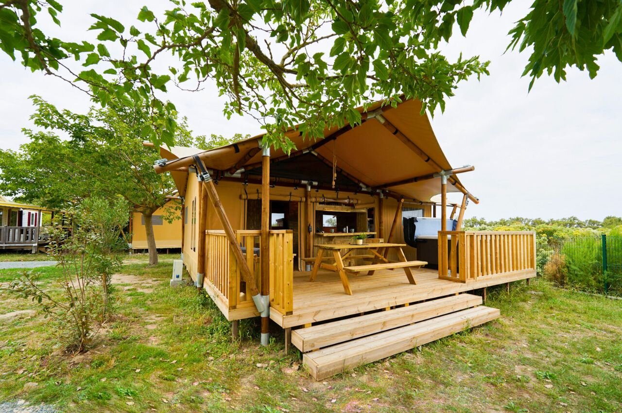 Lodge tent met houten terras op camping CLICOCHIC Seuli�res in Saint-Denis-d'Ol�ron.