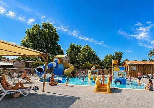 Zwembad, glijbanen en waterspellen op camping CLICOCHIC Seuli�res in Saint-Denis-d'Ol�ron (17).