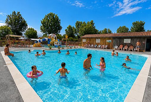 Buitenzwembad, glijbaan en waterspelen op camping CLICOCHIC Seuli�res (17).