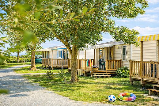 Stacaravan met houten terras op camping CLICOCHIC Seulières in Saint-Denis-d'Oléron.