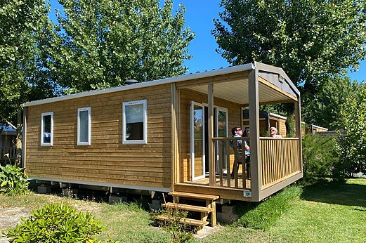 Houten stacaravan met overdekt terras op camping CLICOCHIC Seulières, Saint-Denis-d'Oléron.