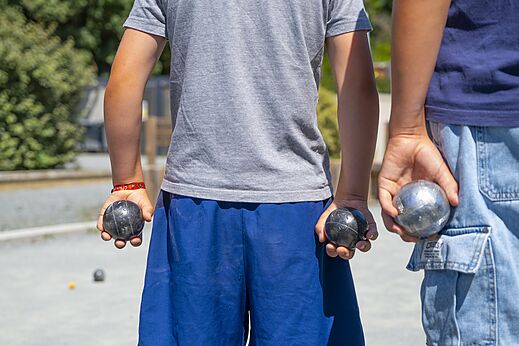 Petanque spelers op het terrein van camping CLICOCHIC Seulières in Saint-Denis-d'Oléron.