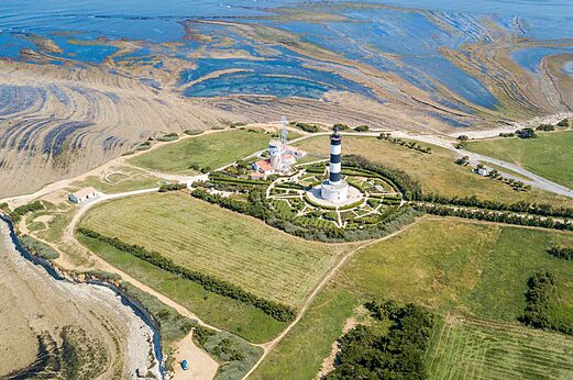 Vuurtoren, kust en eb vanuit de lucht op camping CLICOCHIC Seuli�res.