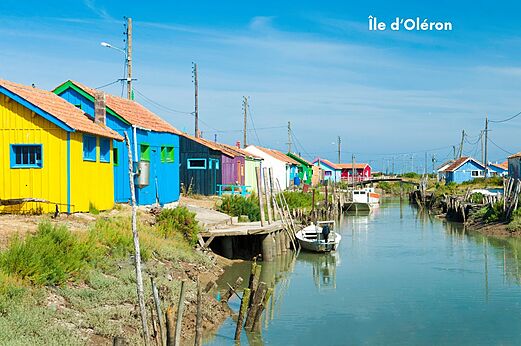 Kleurrijke oesterhutten langs een kanaal op �le d'Ol�ron, Charente-Maritime.