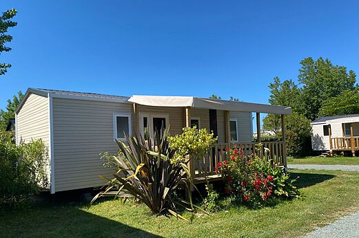 Moderne stacaravan met overdekt terras en bloemrijke tuin op camping CLICOCHIC Seulières in Saint-Denis-d'Oléron (17).