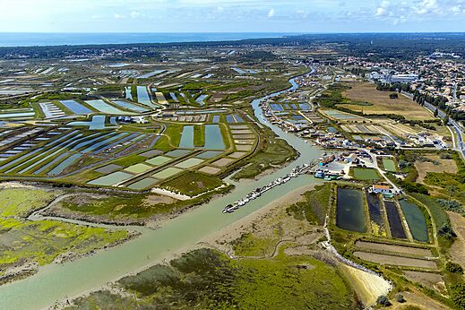Luchtfoto zoutpannen en rivier, camping CLICOCHIC Seulières in Saint-Denis-d'Oléron.