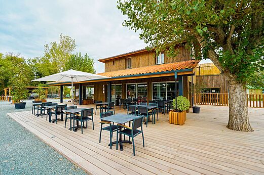 Restaurantterras met tafels en parasol op CLICOCHIC Seulières Saint-Denis-d'Oléron.
