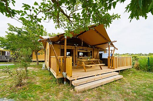 Lodge tent met terras en tafel op camping CLICOCHIC Seulières Saint-Denis-d'Oléron (17).