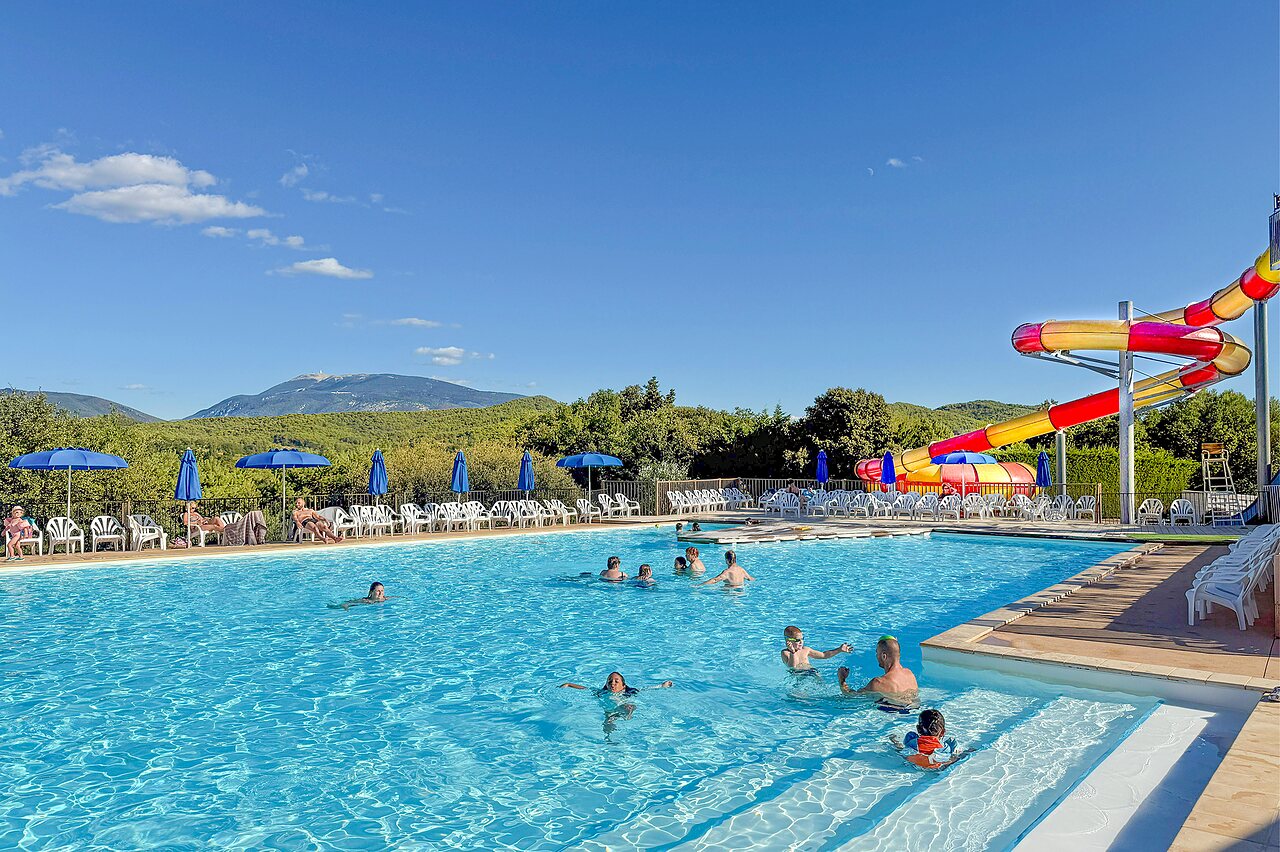 Buitenzwembad, waterglijbaan, zwemmers op camping VAGUES OCEANES Soleil de Provence (84).