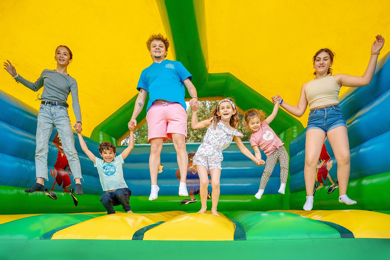 Opblaasbaar spel, kinderen, camping VAGUES OCEANES Soleil de Provence in Saint-Romain-en-Viennois.