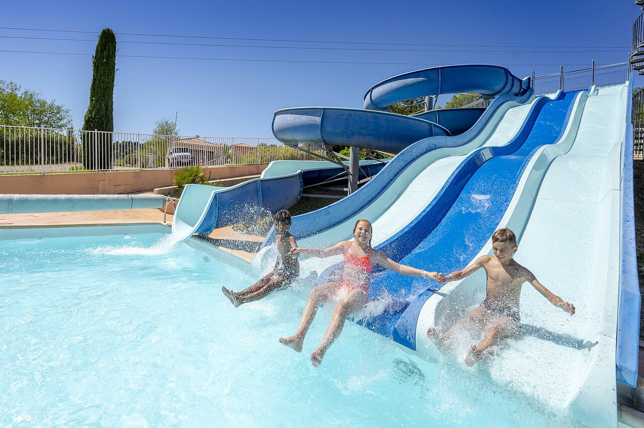 Waterglijbanen en buitenzwembad voor kinderen op camping VAGUES OCEANES Soleil de Provence in Saint-Romain-en-Viennois (84).