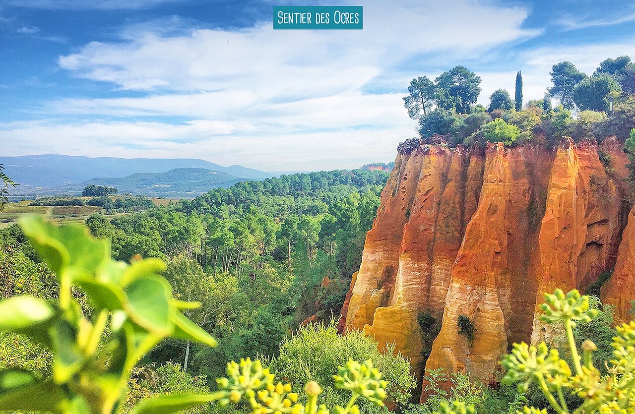Okerpad van Roussillon, kleurrijke landschappen van Provence-Alpes-C�te d'Azur om te bezoeken.