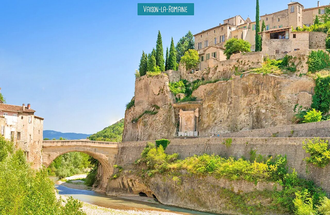 Vaison-la-Romaine, historische stad met Romeinse brug en huizen in de Provence.
