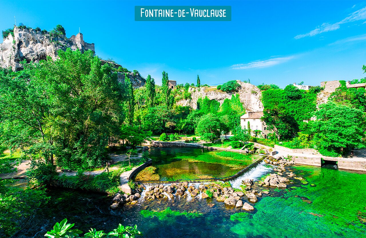 Fontaine-de-Vaucluse, bron van de Sorgue, pittoresk dorp in de Provence.