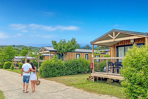 Moderne houten stacaravans met terrassen op camping VAGUES OCEANES Soleil de Provence in Saint-Romain-en-Viennois (84).