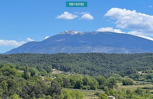 Besneeuwde Mont Ventoux, Provençaals landschap, bezienswaardigheid in de Provence.