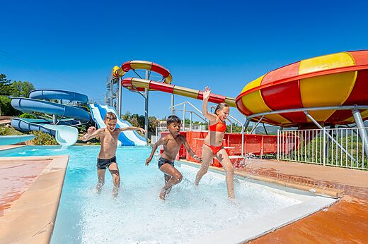 Waterglijbanen en buitenzwembad op camping VAGUES OCEANES Soleil de Provence.