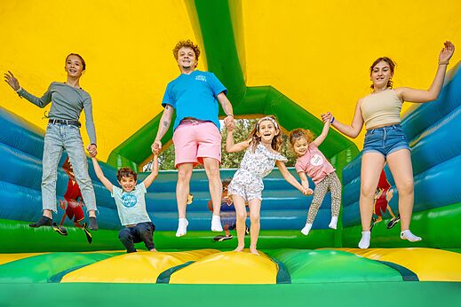 Kinderen en animator op opblaasbaar spel op camping VAGUES OCEANES Soleil de Provence.